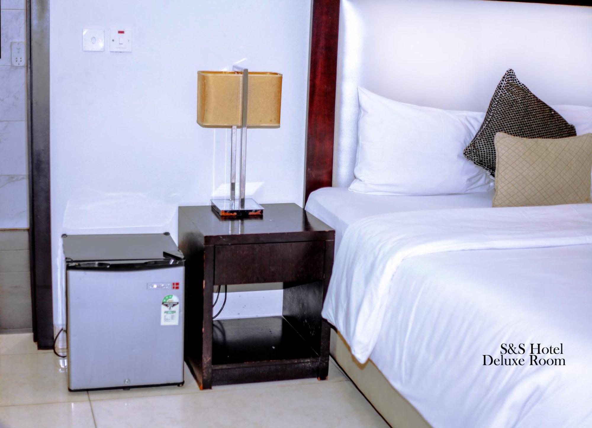 S & S Hotel & Suites Lagos Esterno foto