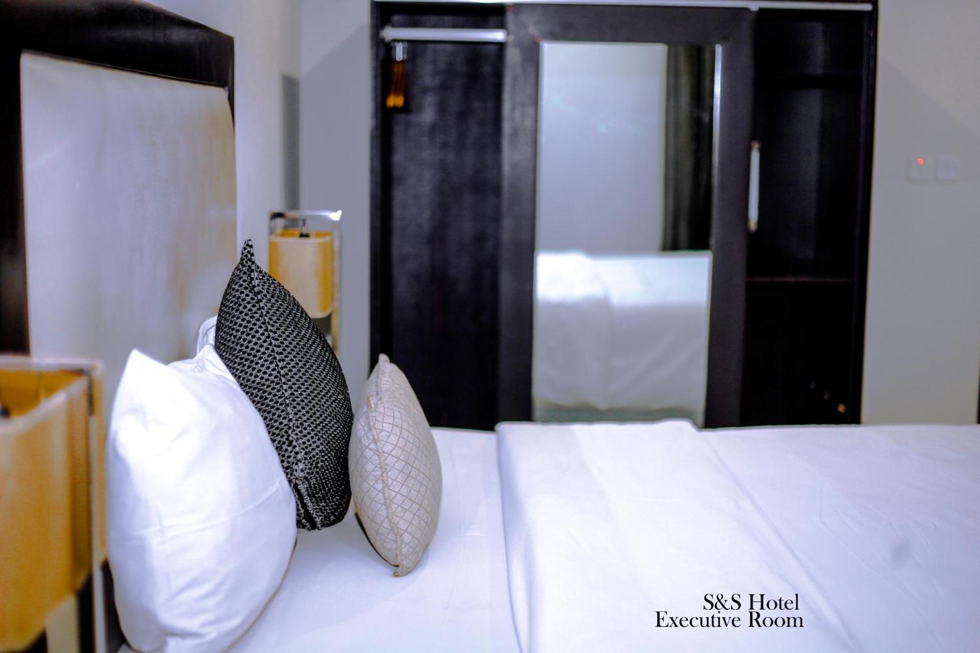 S & S Hotel & Suites Lagos Esterno foto