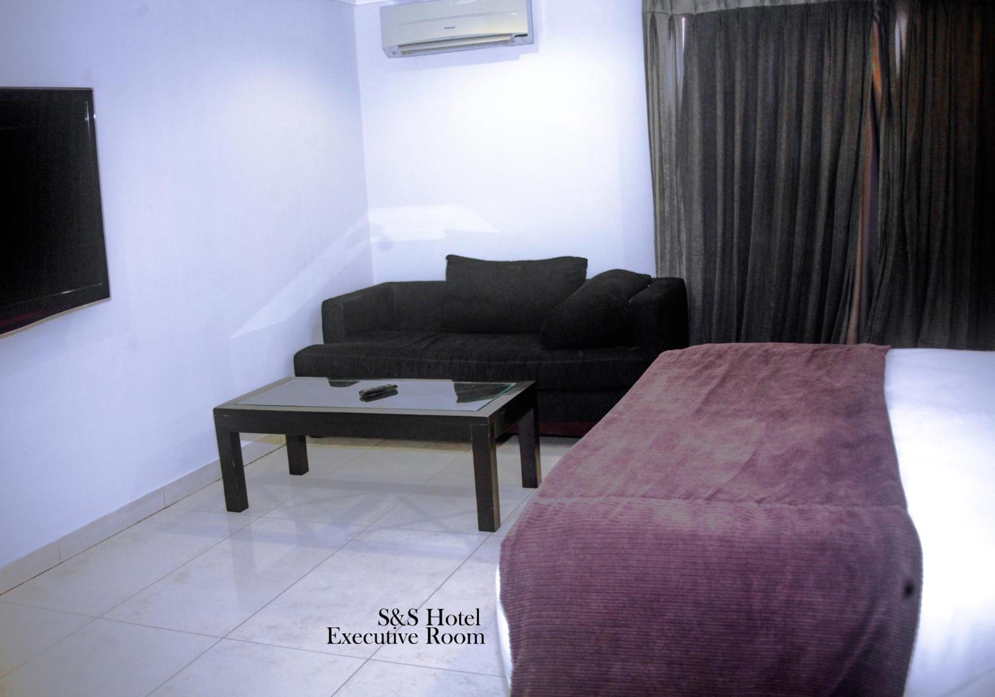 S & S Hotel & Suites Lagos Esterno foto