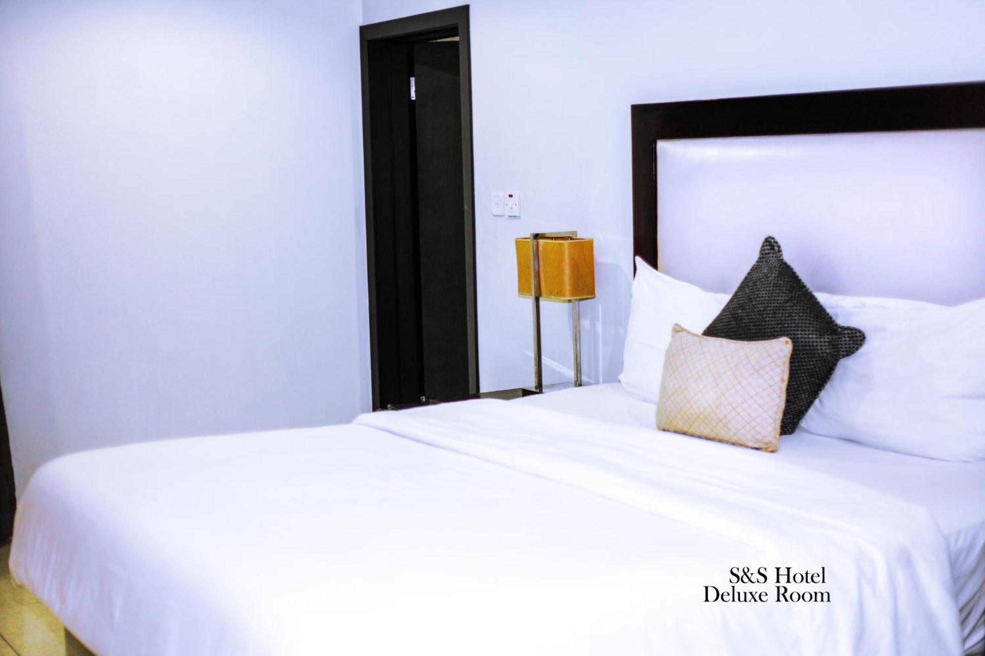 S & S Hotel & Suites Lagos Esterno foto