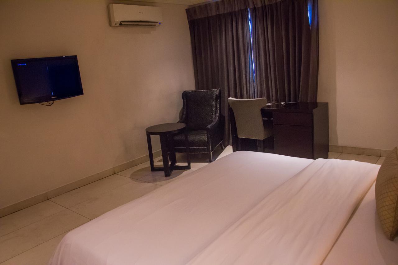 S & S Hotel & Suites Lagos Esterno foto