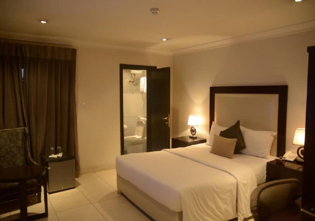 S & S Hotel & Suites Lagos Esterno foto
