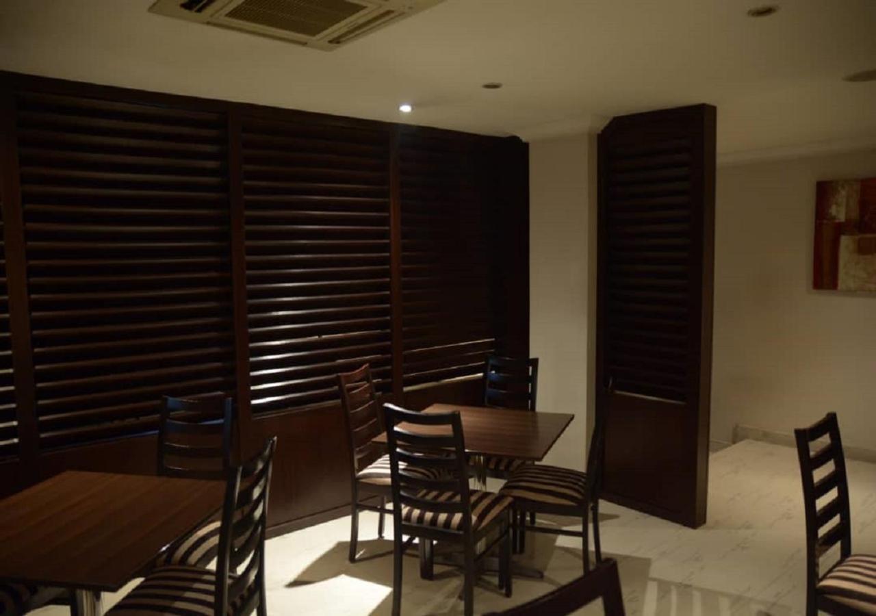 S & S Hotel & Suites Lagos Esterno foto