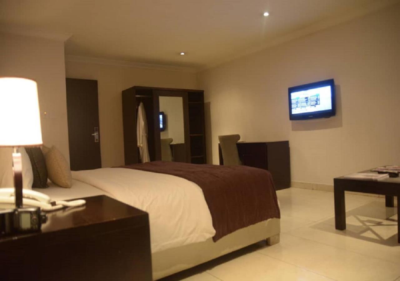 S & S Hotel & Suites Lagos Esterno foto