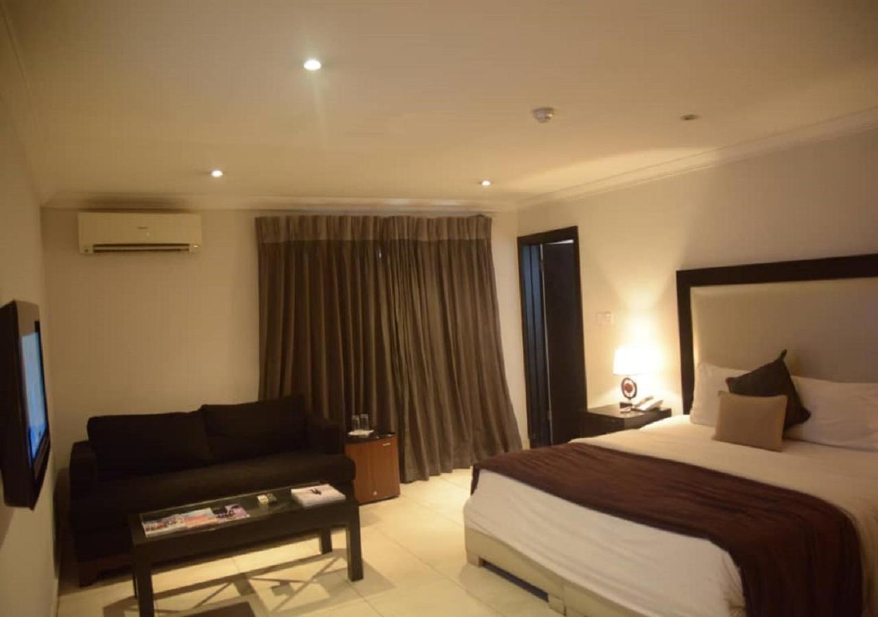 S & S Hotel & Suites Lagos Esterno foto