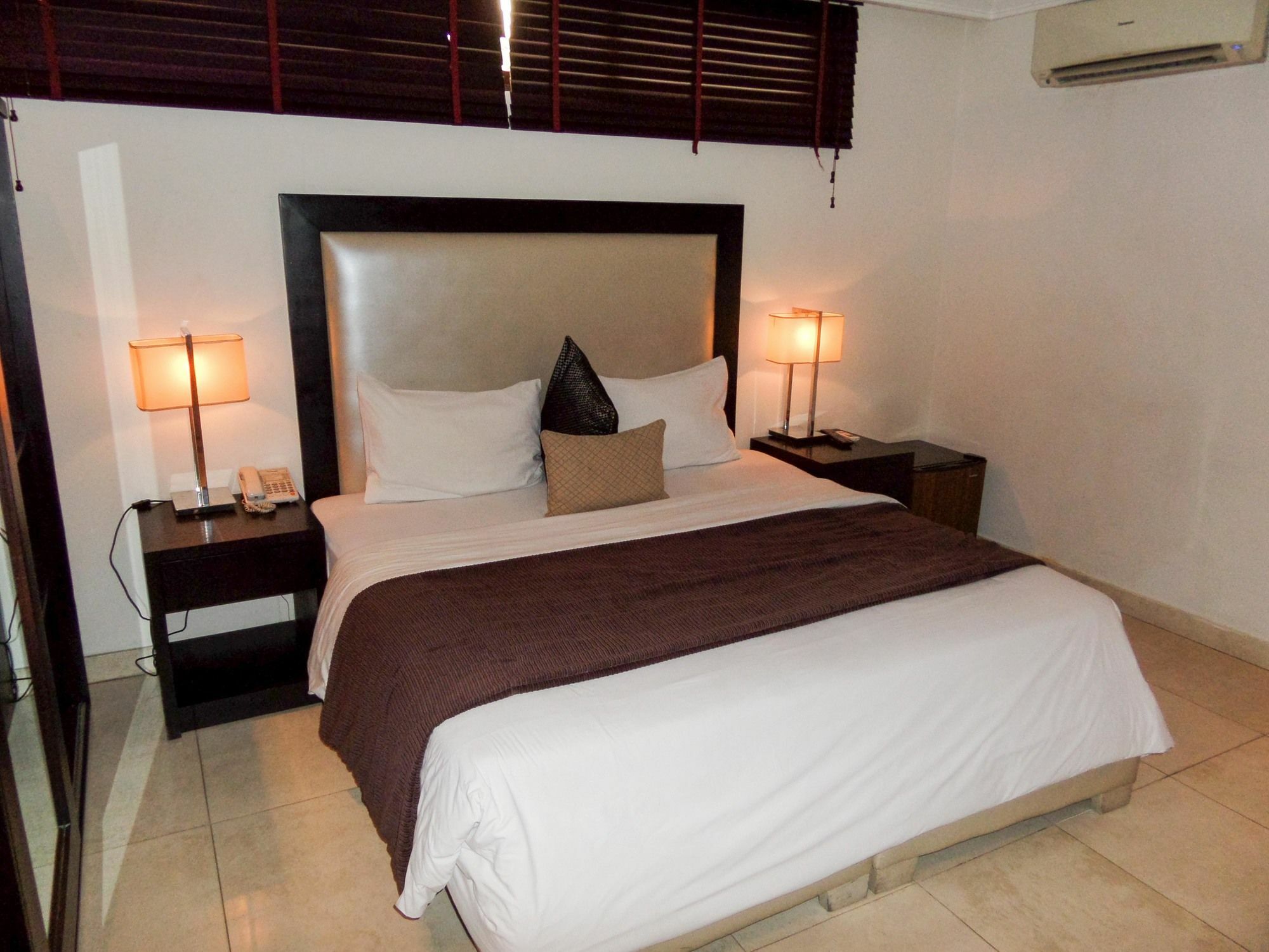 S & S Hotel & Suites Lagos Esterno foto