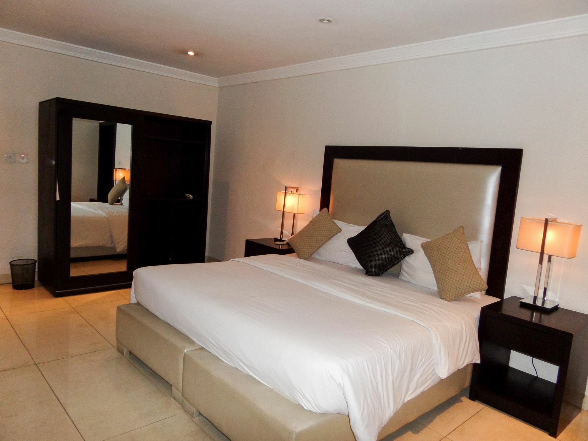 S & S Hotel & Suites Lagos Esterno foto