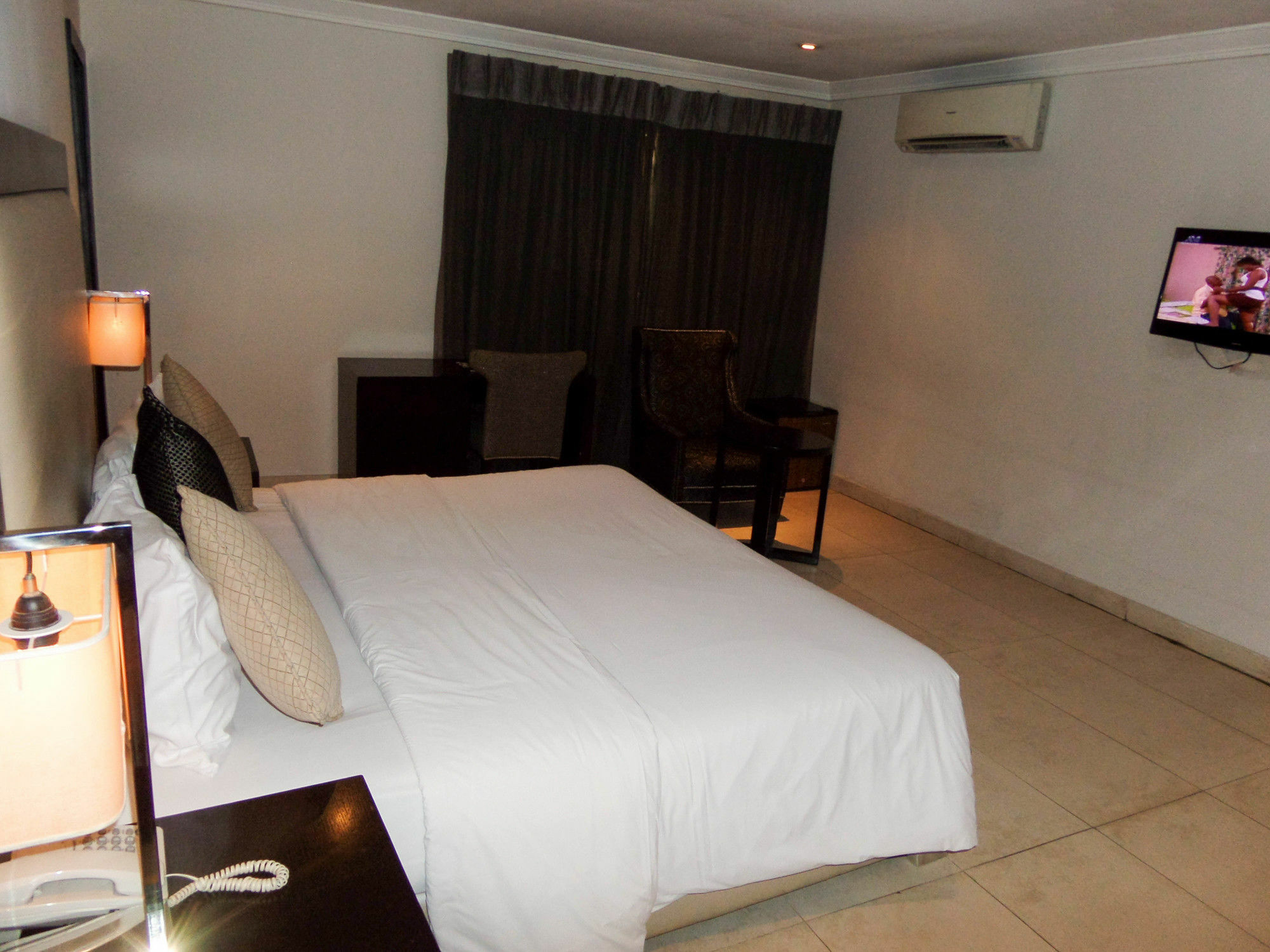 S & S Hotel & Suites Lagos Esterno foto