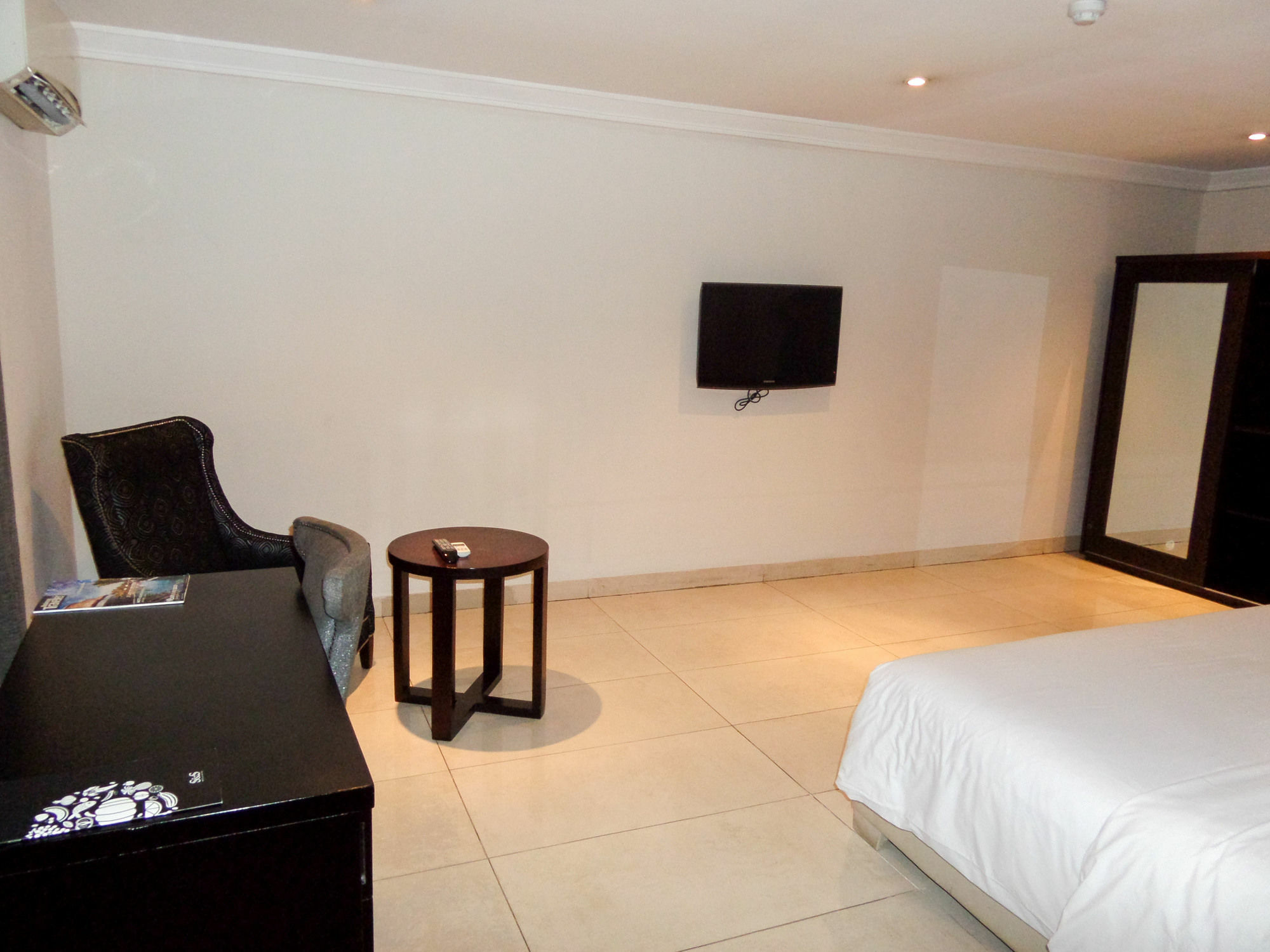 S & S Hotel & Suites Lagos Esterno foto