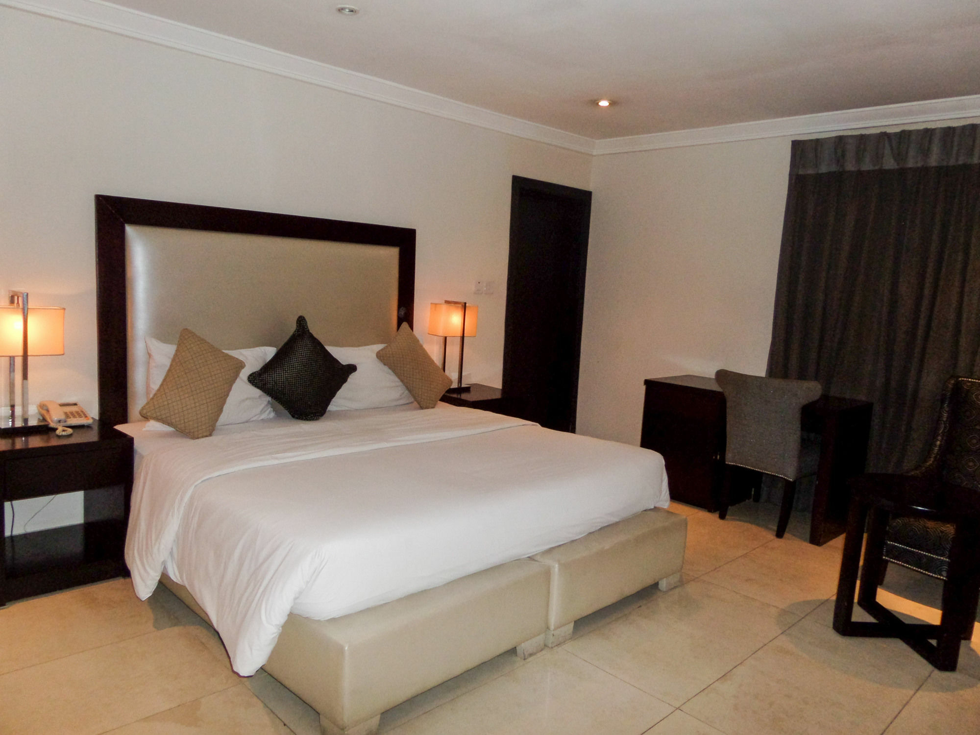 S & S Hotel & Suites Lagos Esterno foto